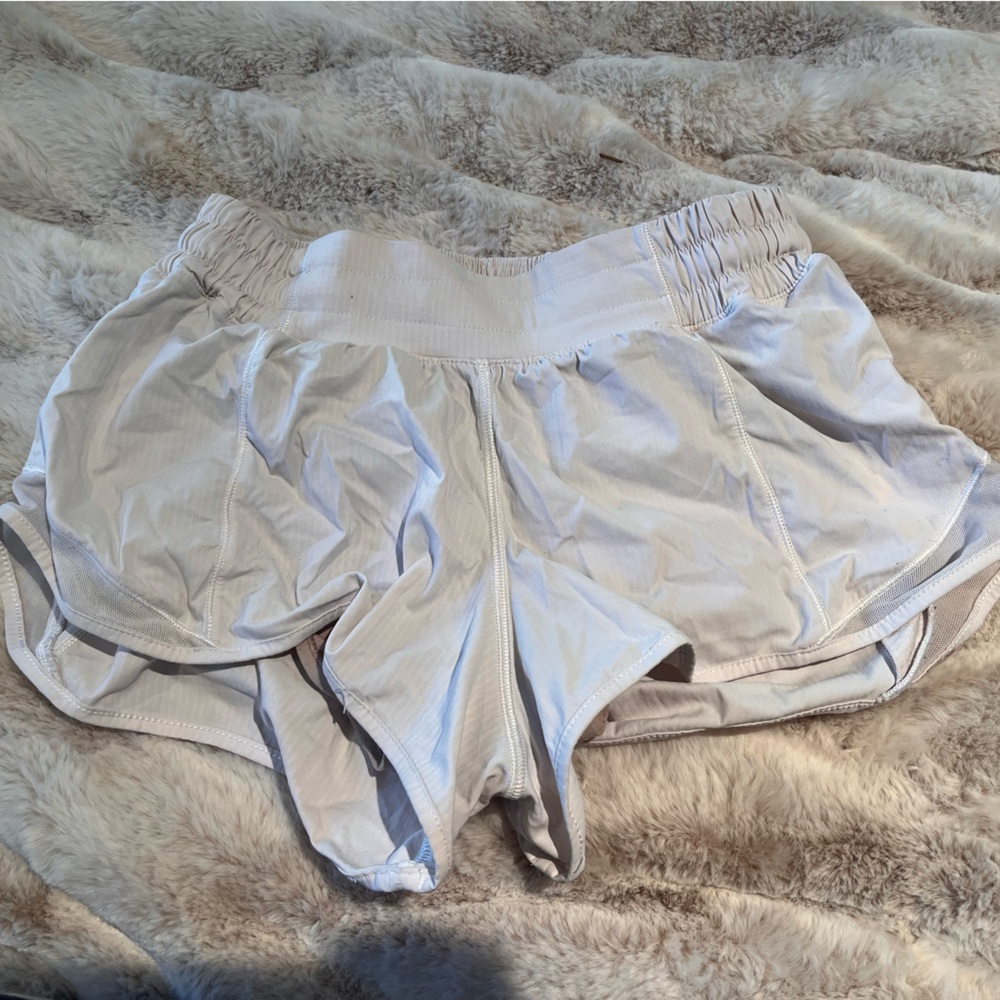 white size 4 low rise lululemon hotty hot shorts